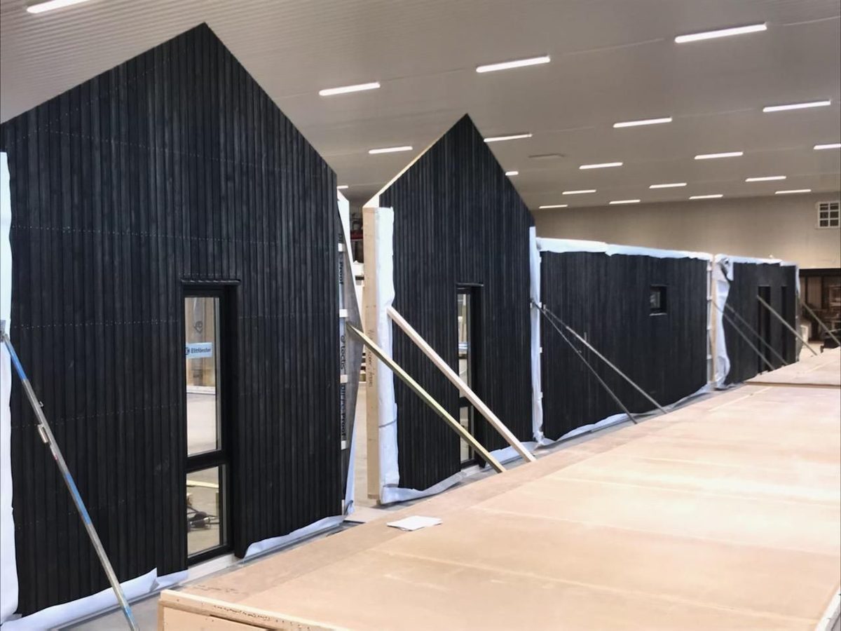 Väggelement som står på rad i en fabrikshall